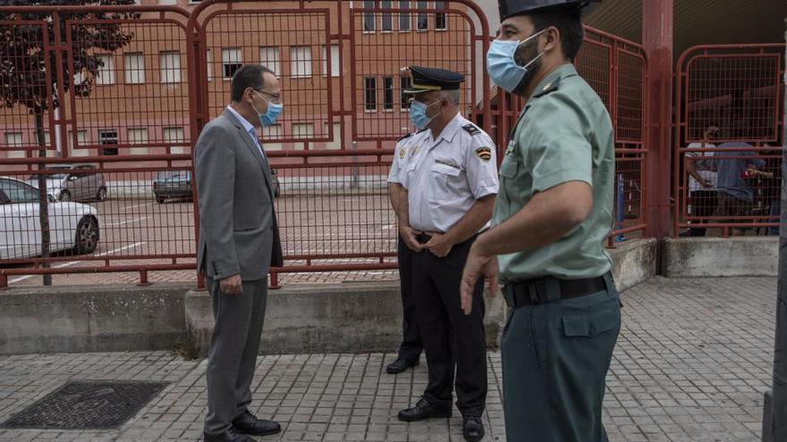 El subdelegado del Gobierno en Zamora, Ángel Blanco, conversa con los agentes de la Policía Nacional y la Guardia Civil a las puertas de La Vaguada.