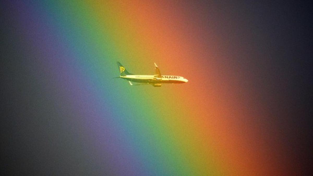 Un avión pasa frente a un arco iris en Roma