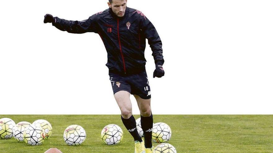 Isma López golpea un balón en el entrenamiento de ayer en Mareo.