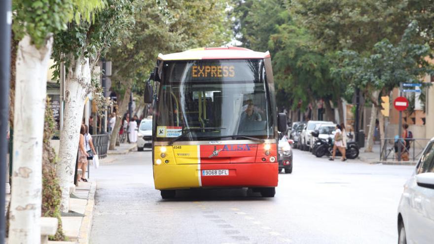 Un autobús circulando por la ciudad de Ibiza.