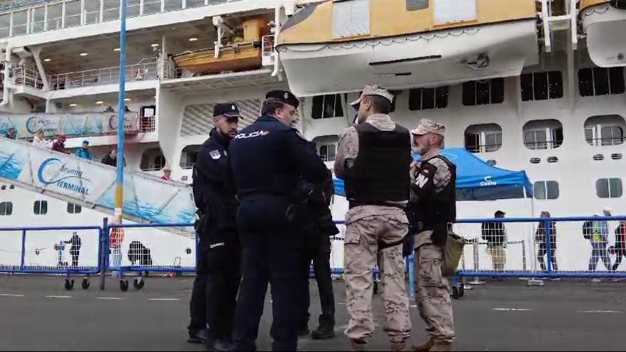 Simulacro de alerta terrorista en un crucero en el Puerto de A Coruña.