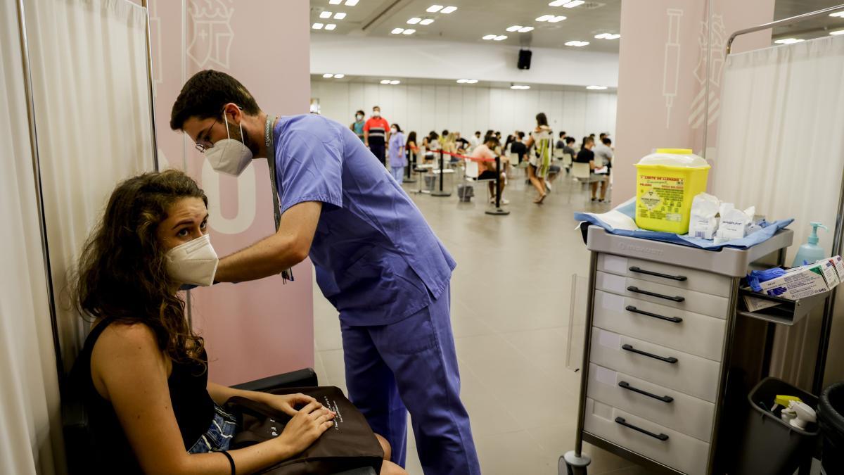 Una joven se vacuna en Jubiocio en julio de 2021.