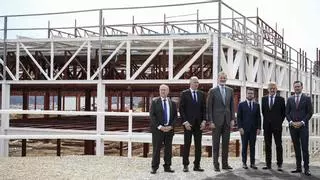 El Rey visita la planta de baterías de Seat para reforzar el compromiso de España con la electrificación