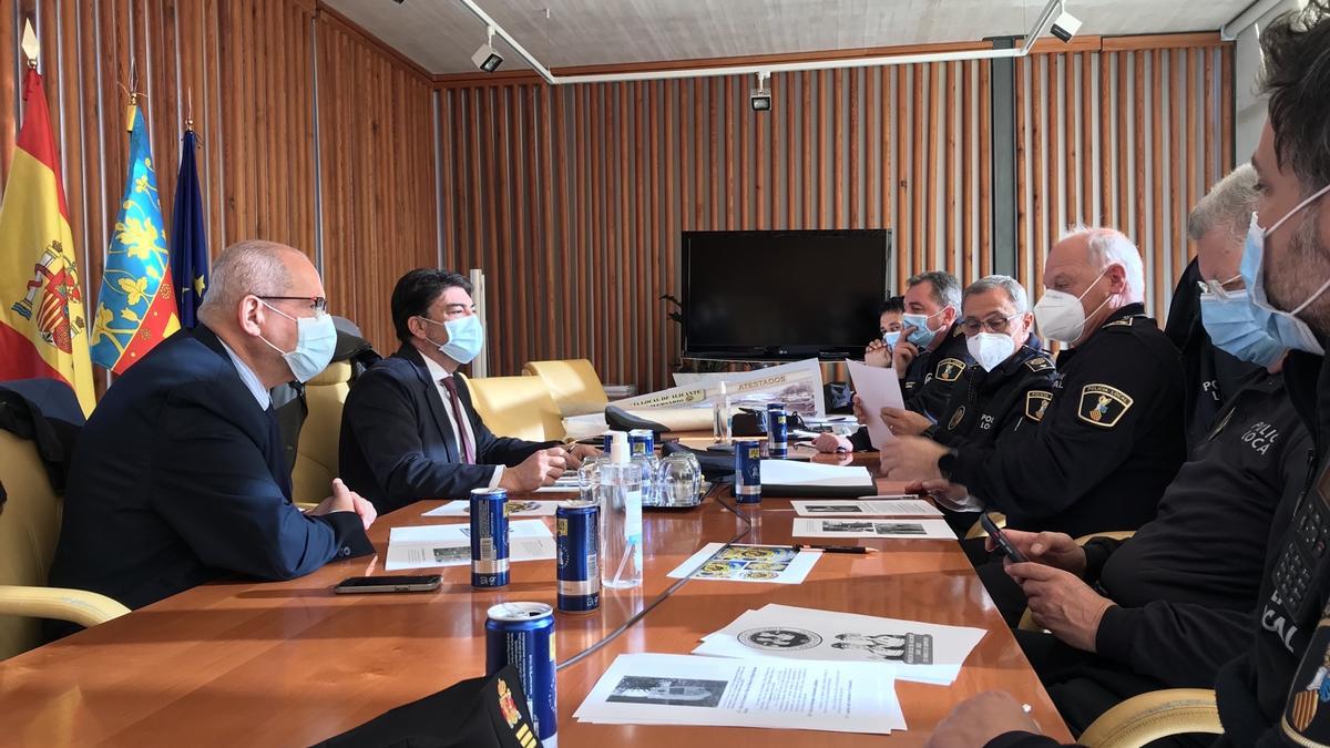 El concejal de Seguridad y el alcalde de Alicante con los mandos de la Policía Local.