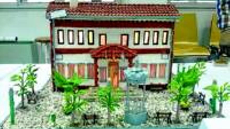 Un vecino de Casetas construye un barrio reciclado y en miniatura