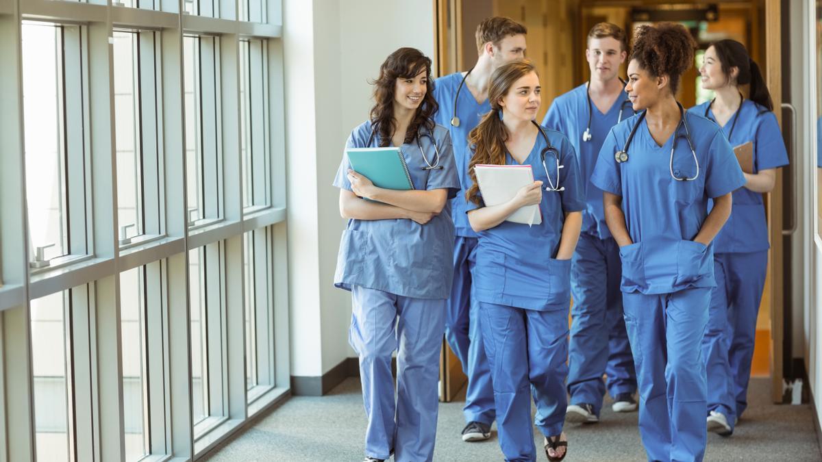 Estudiantes de medicina comienzan sus prácticas hospitalarias