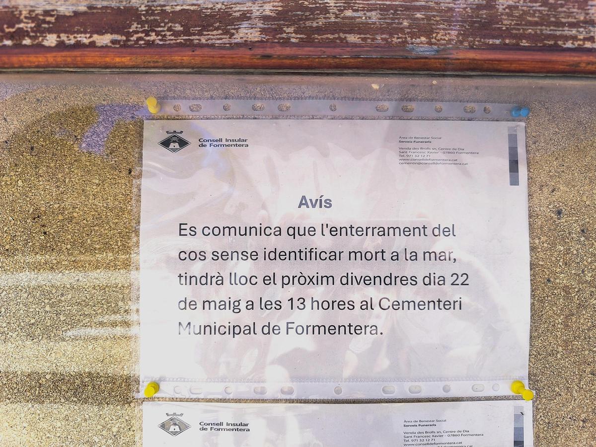 Cartel colocado a la entrada del cementerio con el anuncio del entierro