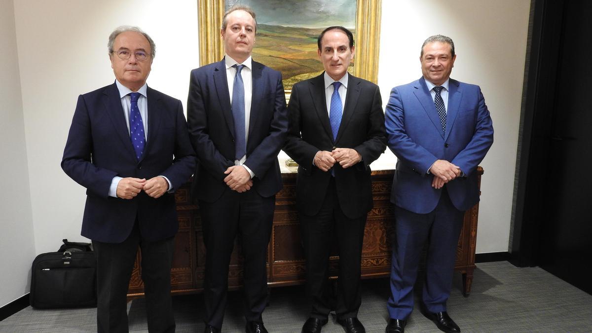 Representantes de CECO, Cajasur y Garántia SGR, tras la firma del convenio.