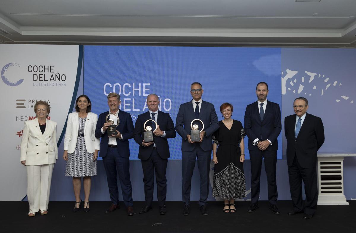 De izquierda a derecha, Arantza Sarasola, Vicepresidenta de Prensa Ibérica, Reyes Maroto, Ministra de Industria, Comercio y Turismo, Wayne Griffiths, presidente de Seat, Polo Satrústegi, Director General de Hyundai Motor España, Alberto Copado, CEO de Alphabet España, Niurka Sancho, directora de lubricantes de Cepsa, Raúl Costilla, CEO y director general de Mapfre Vida y Javier Moll, presidente de Prensa Ibérica.