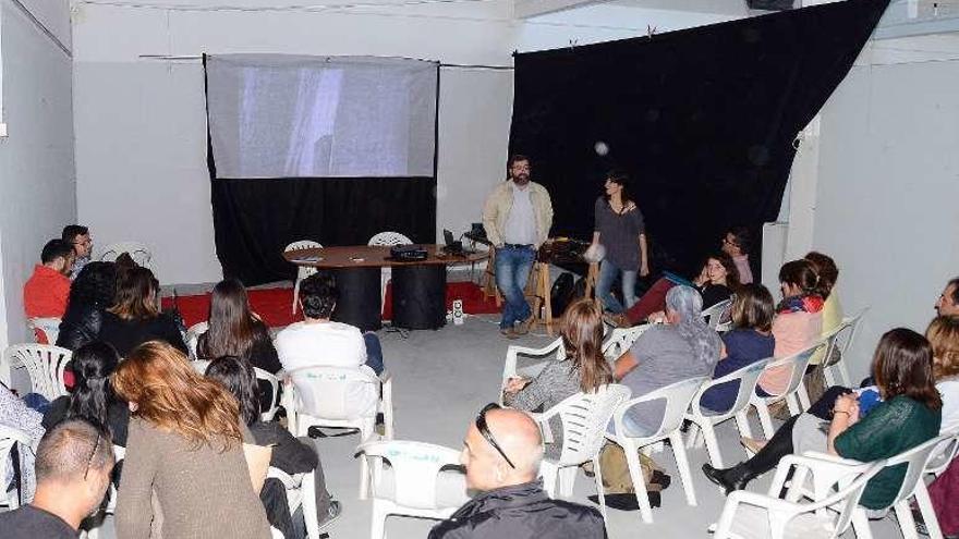 Una de las charlas en la plaza de abastos. // G. Núñez