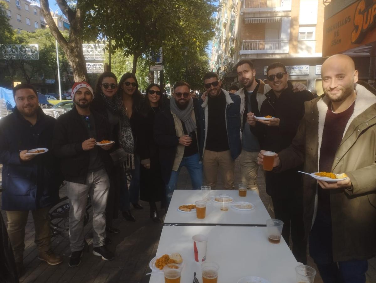 Perol de arroz en El Alambique. Se mezclan tradición dominical y comida de 'Tardebuena' para juntar a los amigos.
