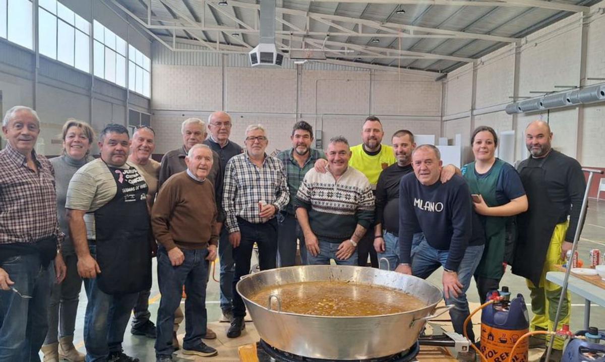 Un grupo de voluntarios preparó la comida para todos los vecinos. | SERVICIO ESPECIAL