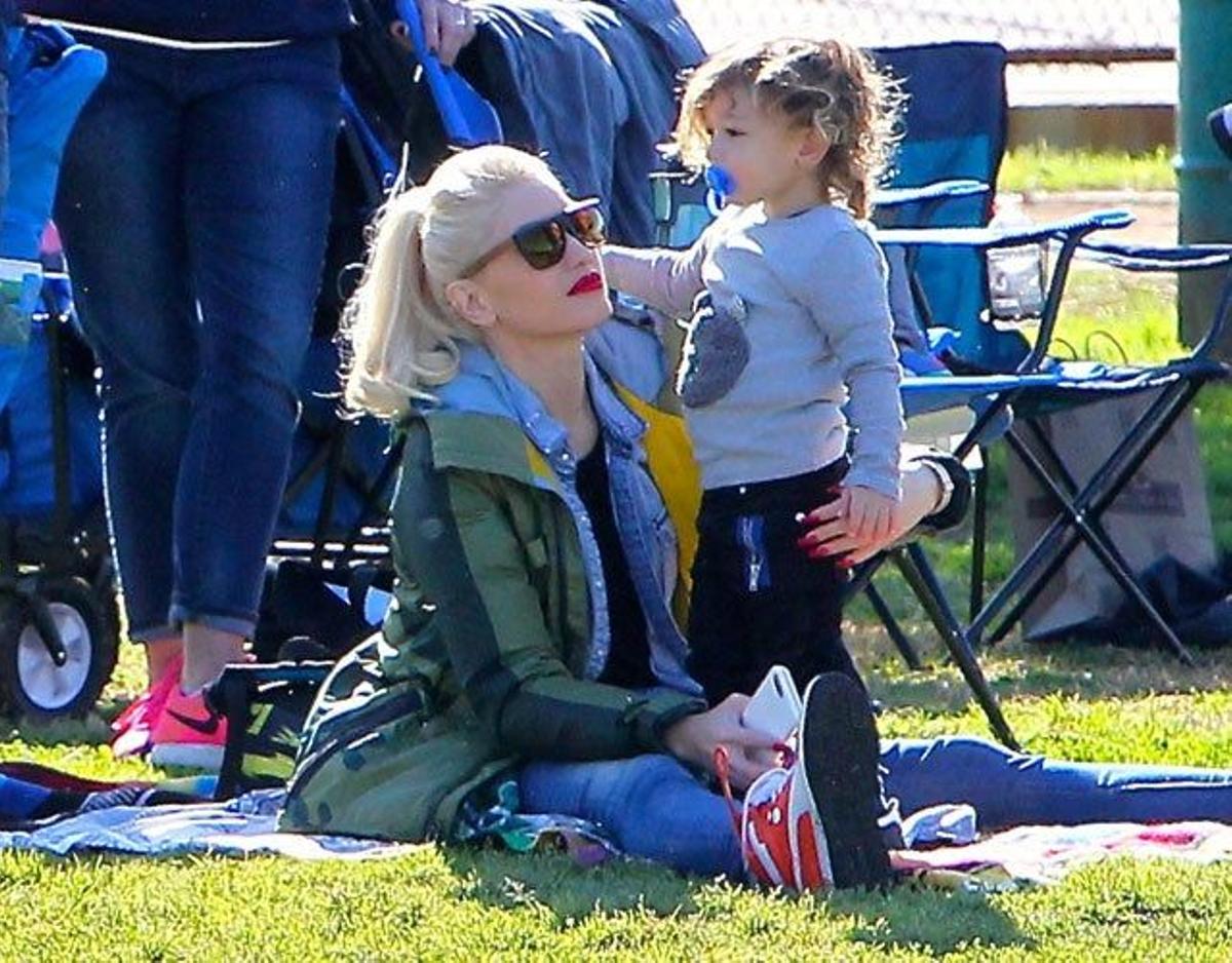 Gwen Stefani y su hijo Apollo, en el partido de fútbol del equipo de Zuma