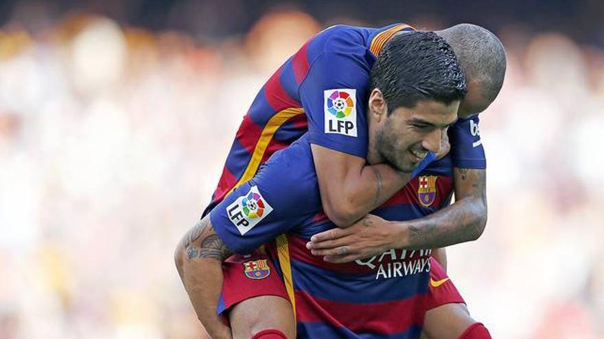 Suárez ayuda a mitigar el golpe (2-1)