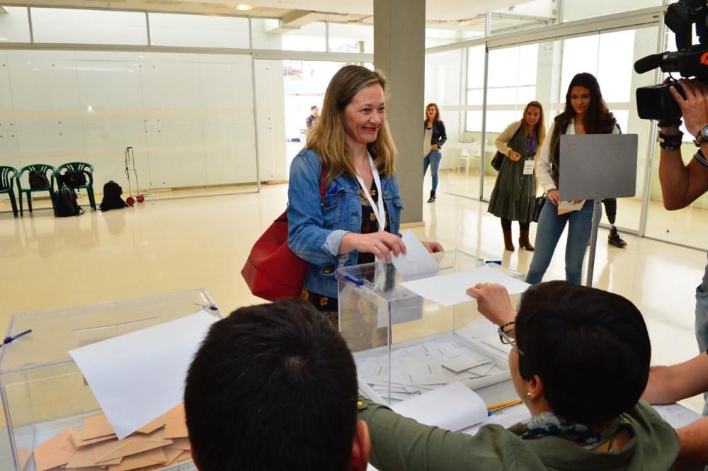 Victoria Rosell ejerce su derecho al voto en el Colegio Electoral del Barranquillo Don Zoilo