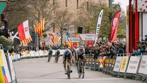 Roglic (izquierda) bate por centímetros a Ayuso en Montserrat.