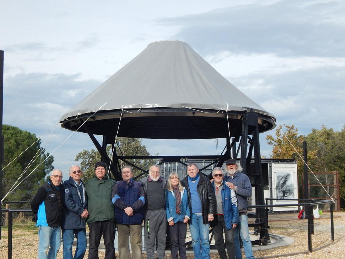 Els membres de l'associació davant la rèplica a Sureda