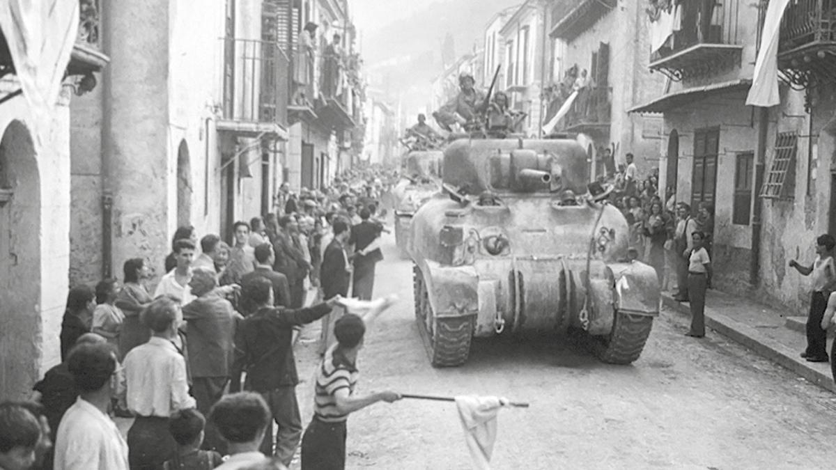 Un tanque aliado en Sicilia tras el desembarco.