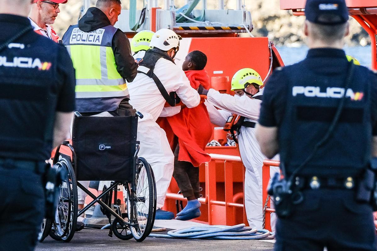 Llegada de un cayuco a Canarias con menores a bordo.