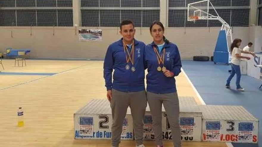 Arturo Julve y Tamara Silva, con sus medallas, en Parla. // FdV