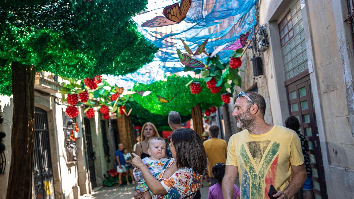 Decoración de la calle Fraternitat el día que empiezan las fiestas de Gràcia