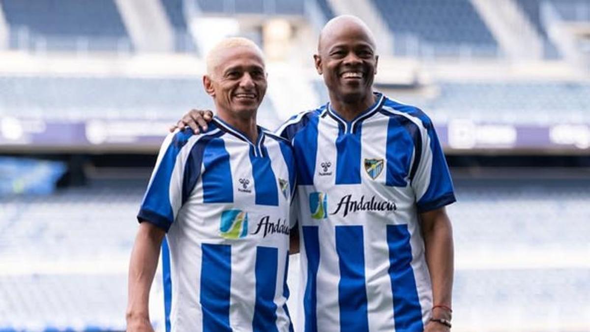Dario Silva y Dely Valdés con la nueva camiseta del Málaga CF.