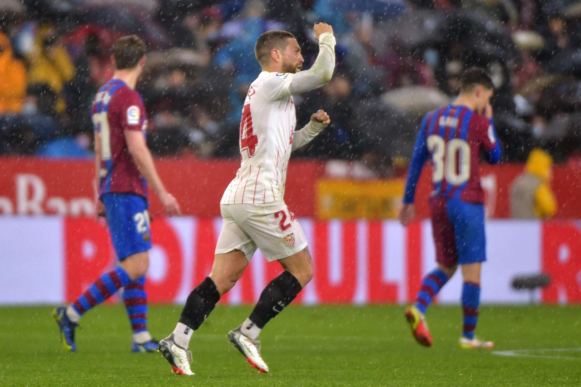El 'Papu' Gómez celebra su gol ante el Barça