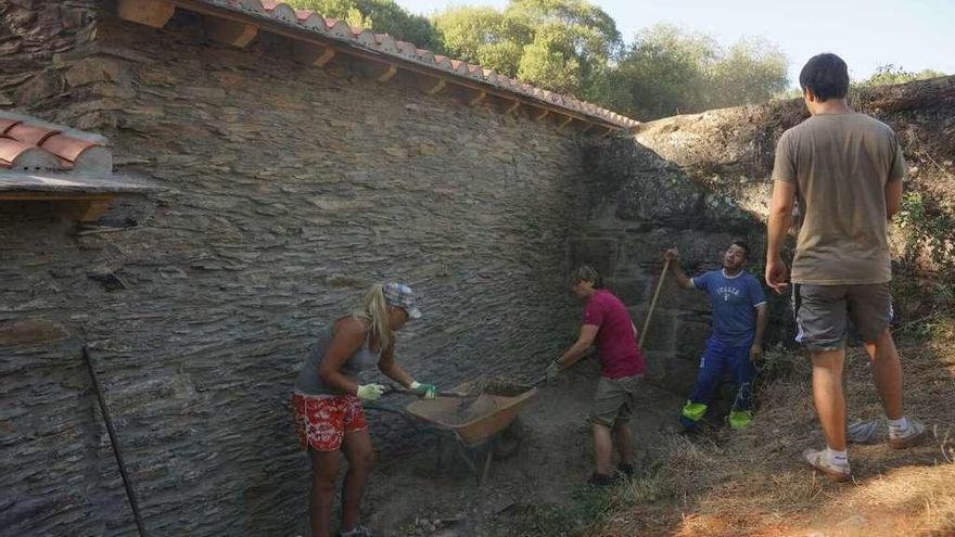 Los jóvenes durante las tareas de adecuación del entorno del molino harinero.