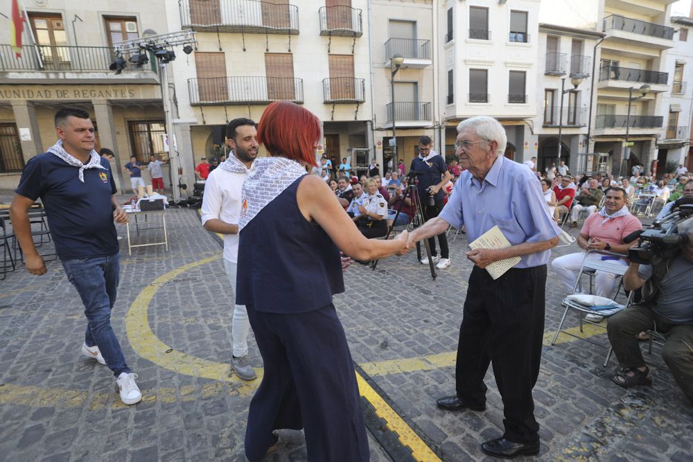 Fiestas de Sagunt. Pregón De Vicente Vayá y puesta del pañuelo de las peñas.