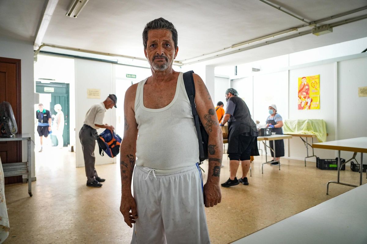 Julio González es una persona sin hogar y acude a comer al comedor de San Vicente de Paúl de Badajoz.