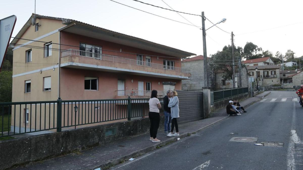 La explosión de gas se produjo en una vivienda de la primera planta de un edificio de Baíña.   // R. GROBAS