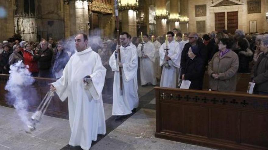 La misa crismal en la Seu reúne a los curas de Mallorca