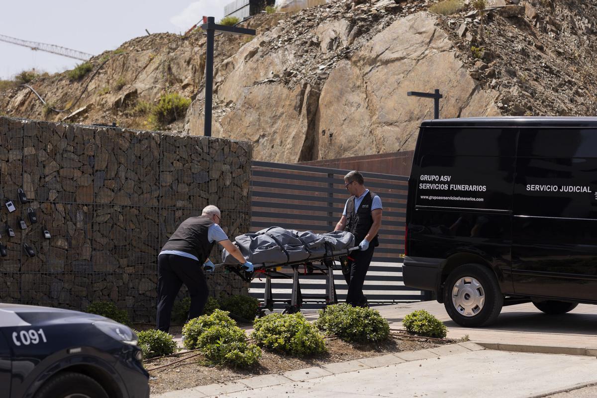 GRAFAND9520. FUENGIROLA (MÁLAGA), 19/06/2025.-Dos operarios de la funeraria trasladan uno de los cuerpos sin vida en la urbanización Higuerón West de la localidad malagueña de Fuengirola, donde una mujer de 43 años ha muerto este jueves al ser presuntamente asesinada por su pareja, un hombre de 46 años que después se ha suicidado. Ambos eran culturistas profesionales y de origen colombiano, aunque el hombre también tiene la nacionalidad estadounidense y residían la mayor parte del tiempo en Dubái (Emiratos Árabes), donde competían en culturismo, según las fuentes.EFE/Carlos Díaz