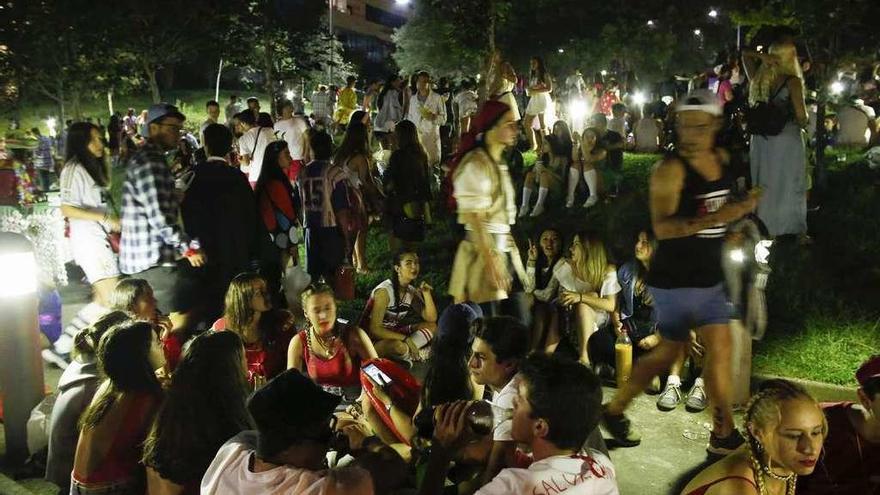 Jóvenes en el &quot;botellón&quot; de Luanco, la madrugada del martes.