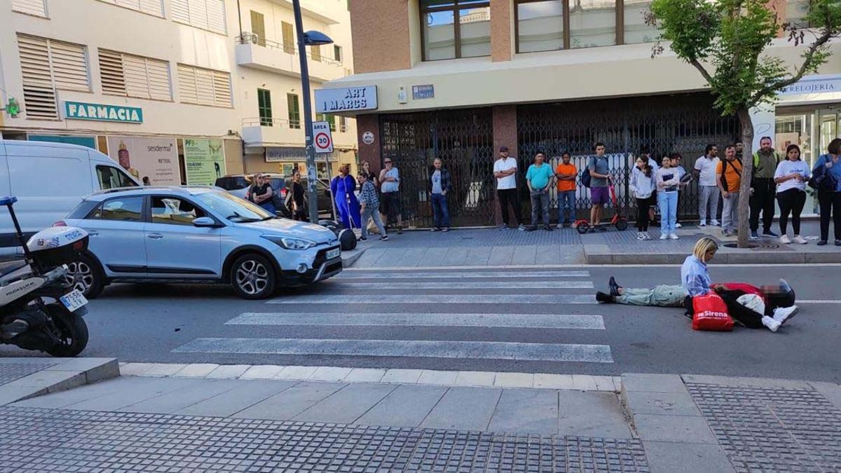 El motorista, tendido en el suelo.