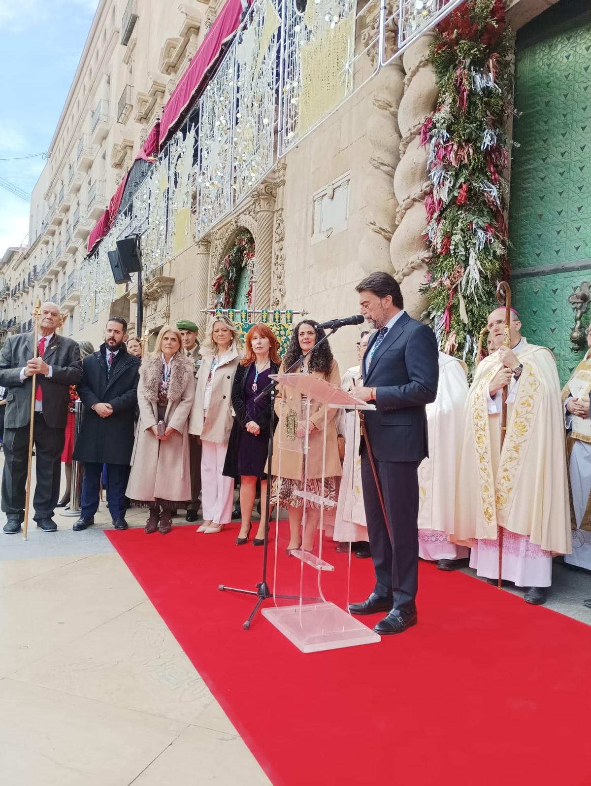 El alcalde de Alicante, Luis Barcala, pronuncia el Voto de Ciudad al santo patrón.