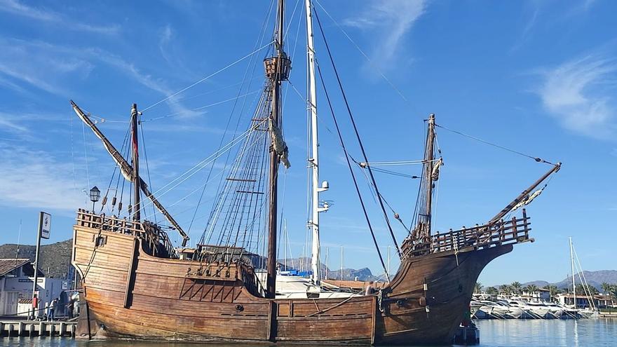 Nachbau eines Schiffes von Kolumbus in Port d&#039;Alcúdia zu besichtigen