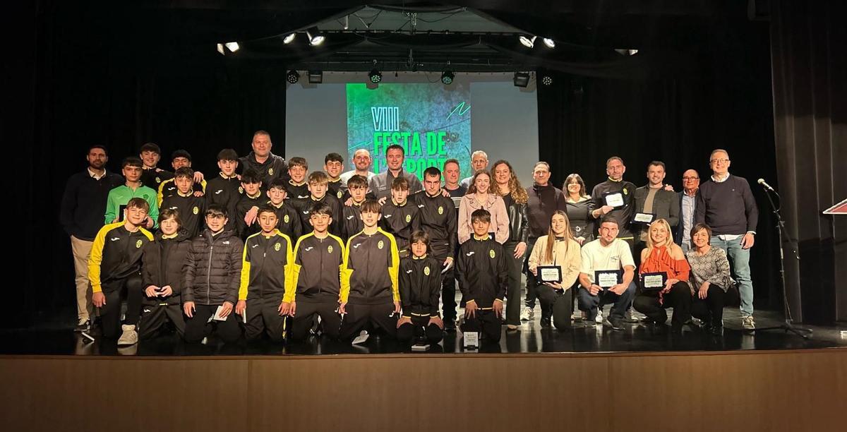 La foto final de "familia" con todos los premiados en el Real de Gandia
