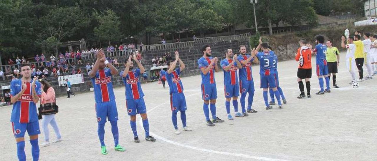 Los jugadores del UD Ourense aplauden a sus aficionados en uno de los partidos disputados.// Iñaki Osorio