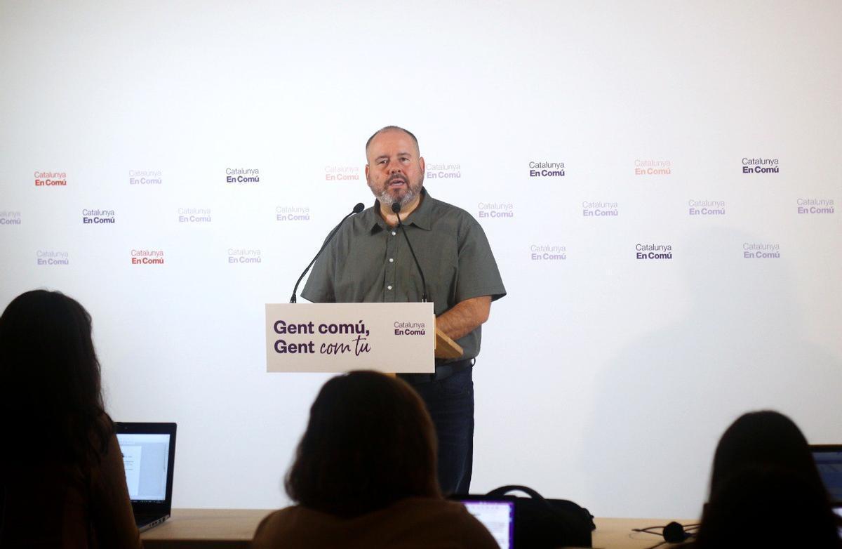 El portavoz de En Comú Podem, Joan Mena, en rueda de prensa este lunes.