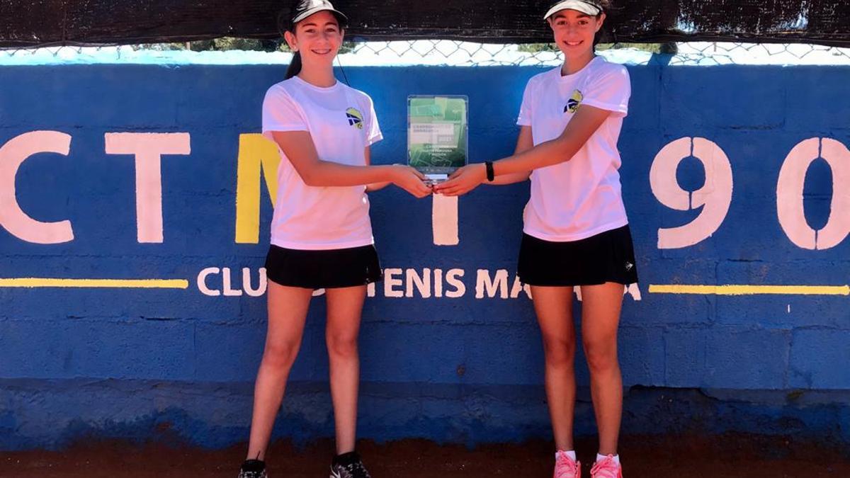 Carolina y Valentina posan con el trofeo de campeonas.