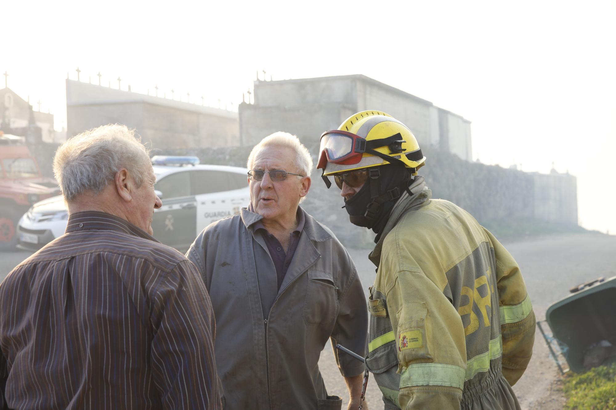 EN IMÁGENES: bomberos, vecinos y la UME luchan contra el preocupante incendio en Tineo