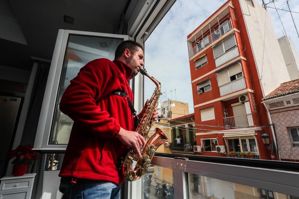 Interpretación de pasodobles festivos desde los balcones el 19 de marzo.