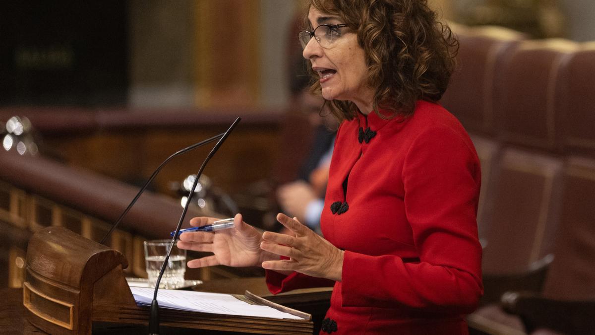 La ministra de Hacienda, María Jesús Montero, interviene durante una sesión plenaria en el Congreso de los Diputados, a 14 de diciembre de 2022, en Madrid (España). El PP ha aprovechado la sesión de control al Gobierno en el Pleno del Congreso para pedir