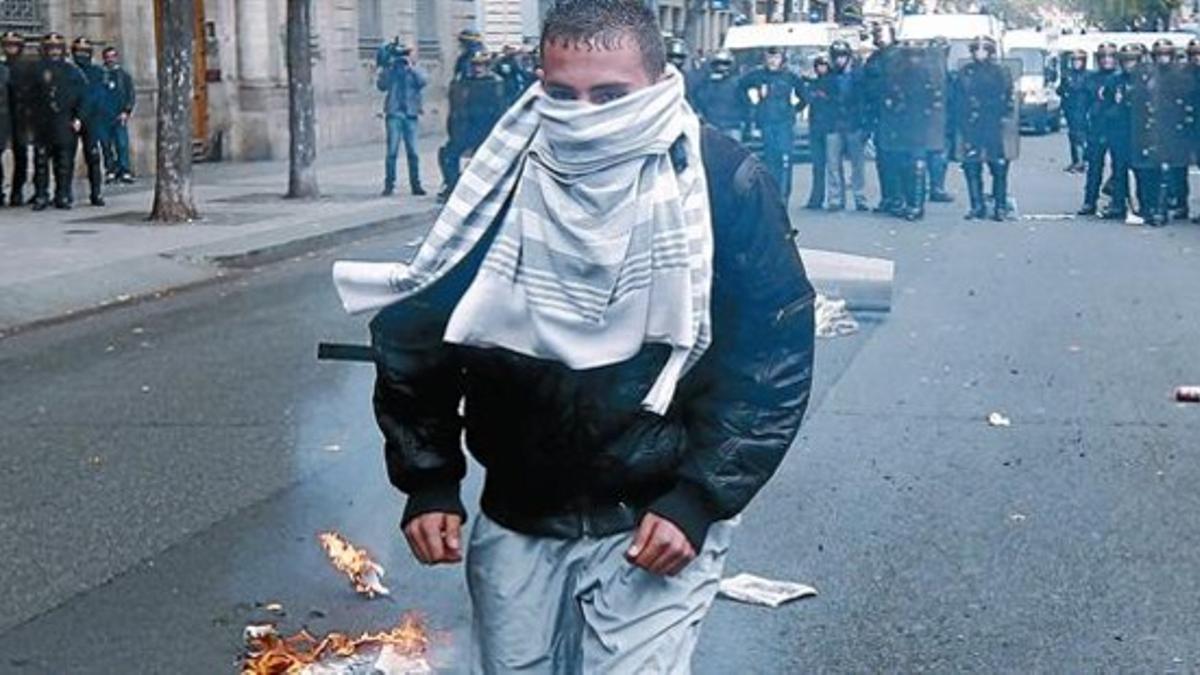 Un estudiante en una protesta contra la reforma de las pensiones en Lyón.