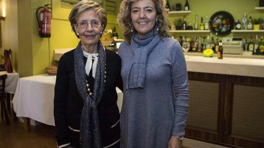 Teresa Mallada, con su madre, María Antonia de Castro, ayer en Felechosa.