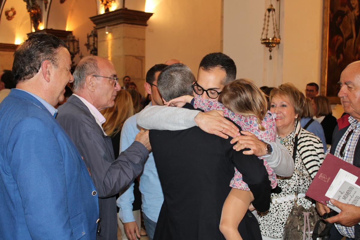 Miguel Ángel Peña se fundía en un abrazo junto a su hermano, Juan de la Cruz, y su hija pequeña.