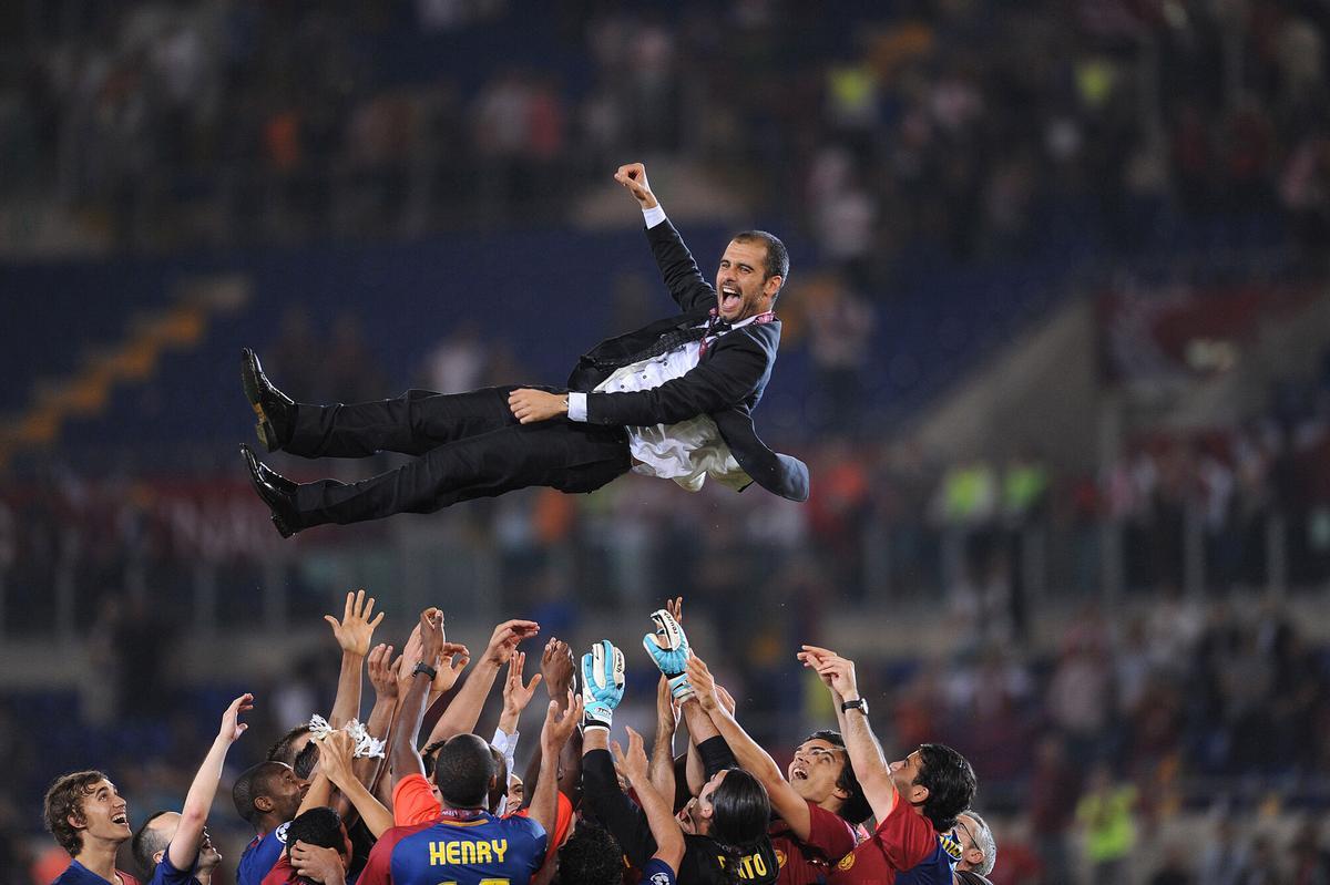 Pep Guardiola, manteado por los jugadores del Barça tras la final de la Champions de Roma en 2009.