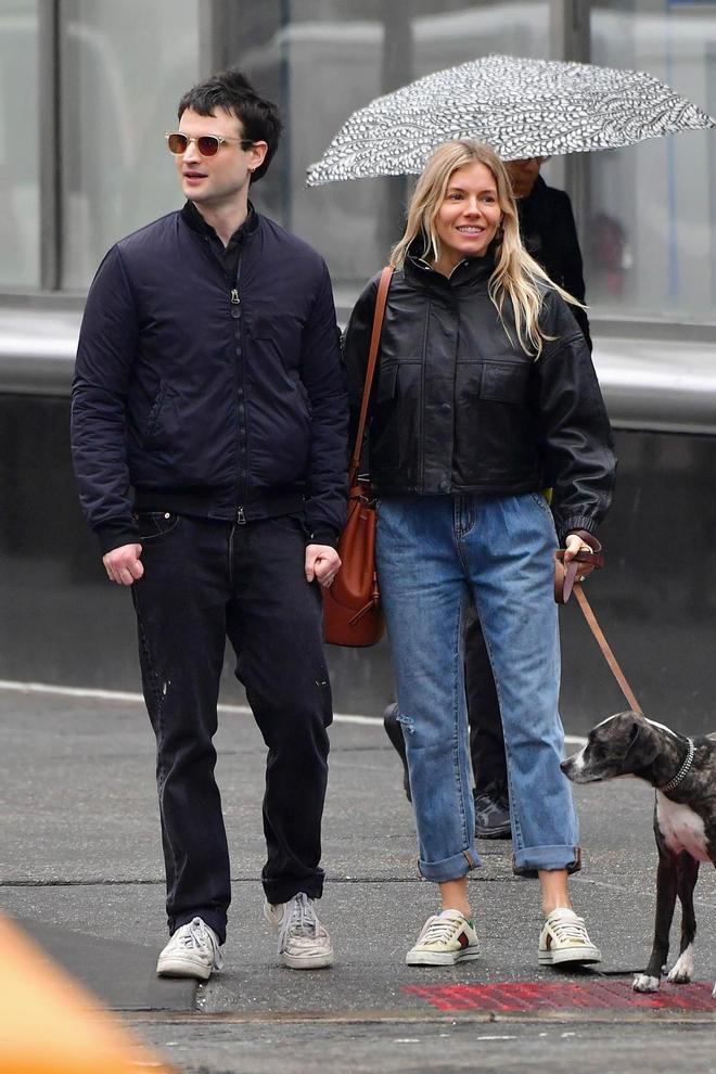 Sienna Miller, con biker de Mango en Nueva York