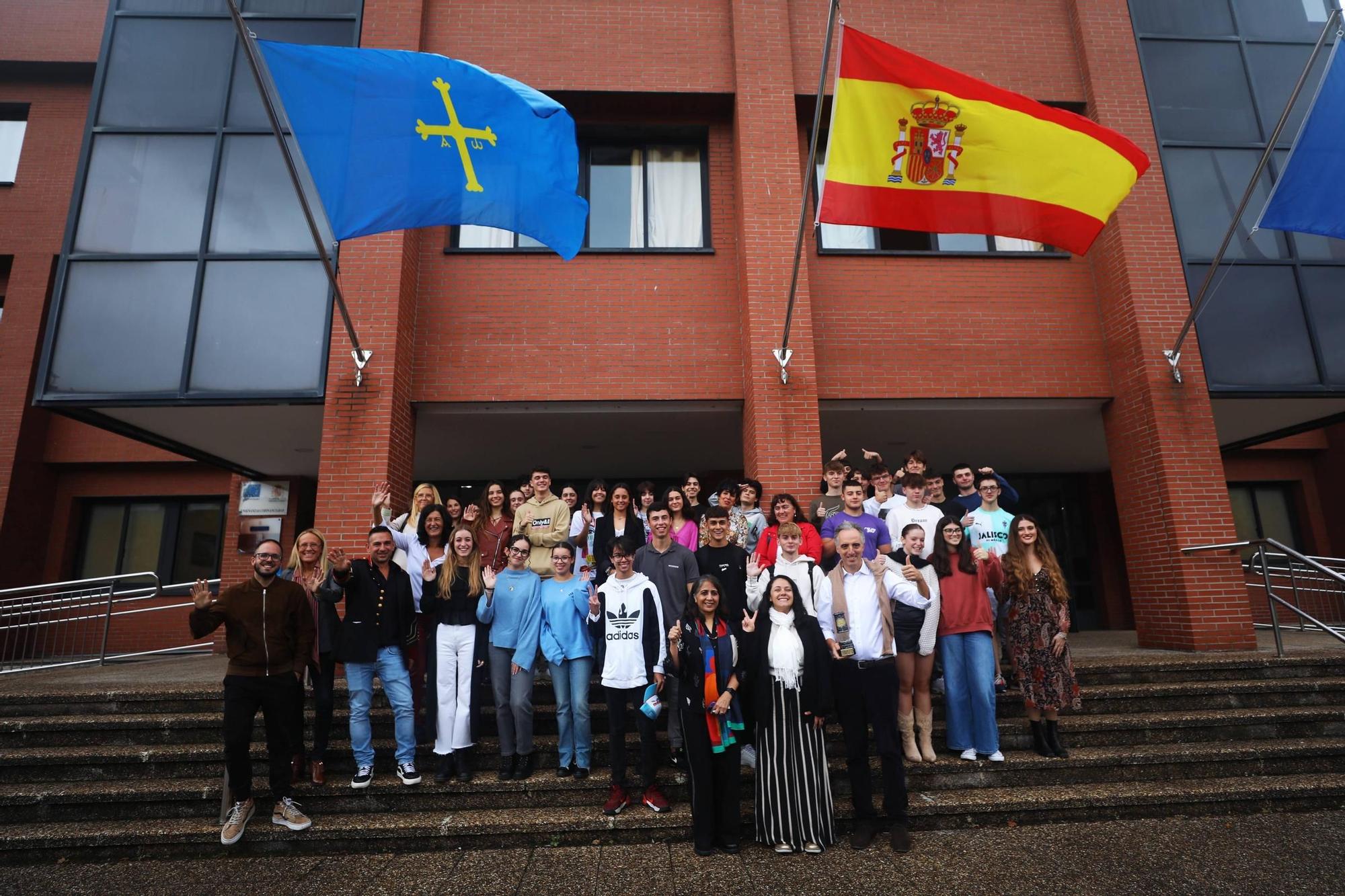 El director de la Iniciativa Medicamentos para Enfermedades Desatendidas visita el IES Batán de Mieres